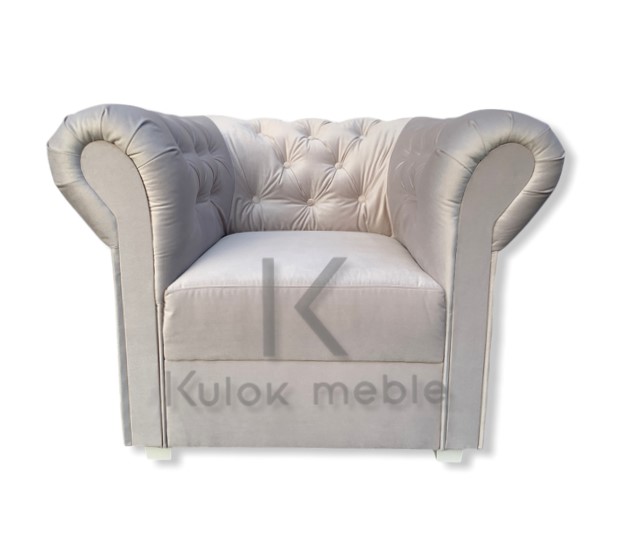 Stylowy i wygodny fotel chesterfield do gabinetu salonu i biura w beżowym velvecie.